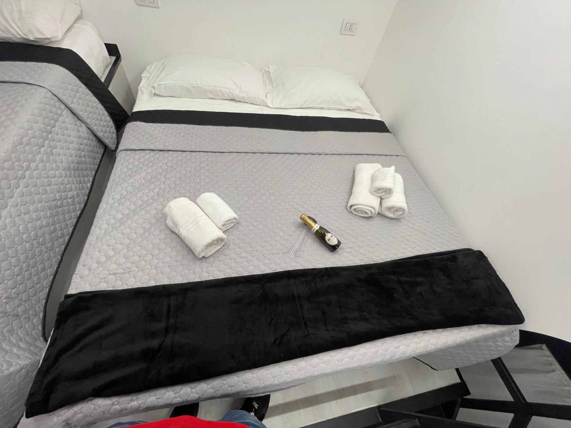 Lux House Naples Airport Ξενοδοχείο Εξωτερικό φωτογραφία